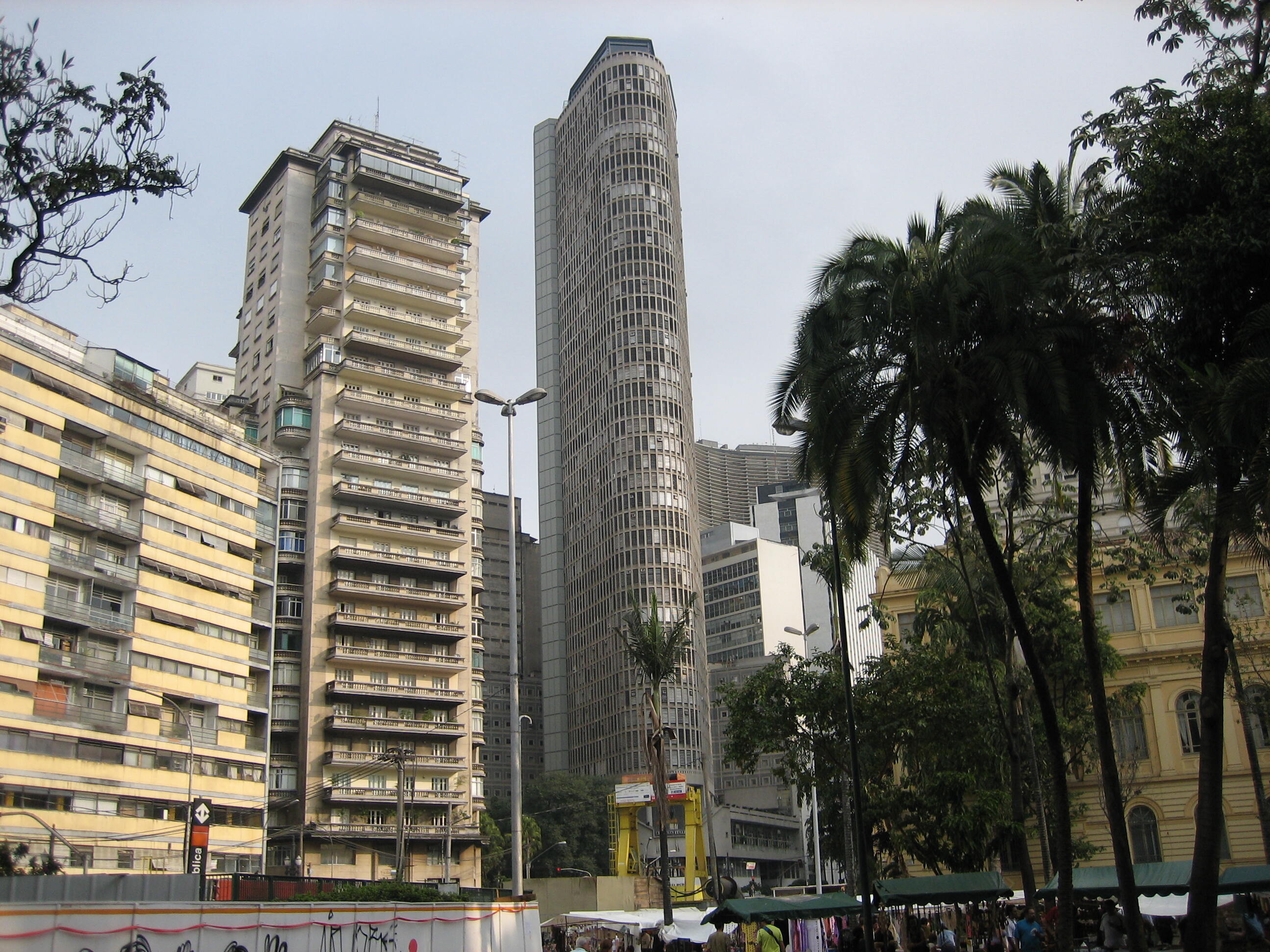 Das "Edifício Itália", Bildmitte, ist mit 164m das zeithöchste Gebäude von Sao Paulo. In der obersten Etage befindet sich ein Panoramarestaurant mit …