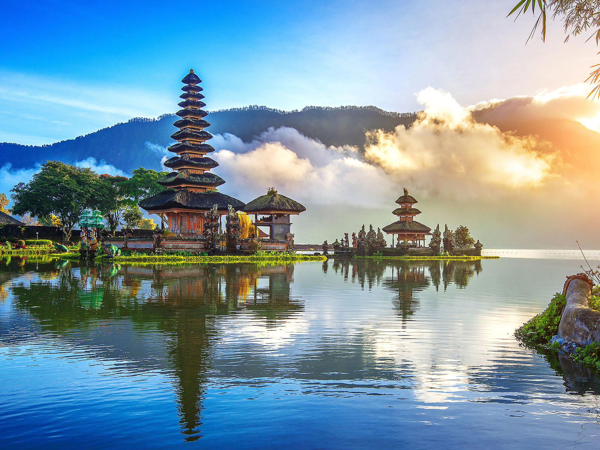 chrám na Bali u jezera chrám na Bali u jezera