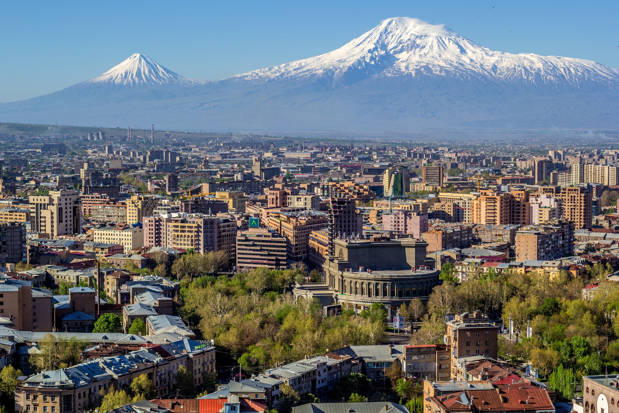 Jerevan - Mount Ararat and the Yerevan skyline. The Opera house is visible in the center. Jerevan - Mount Ararat and the Yerevan skyline. The Opera house is visible in the center.
