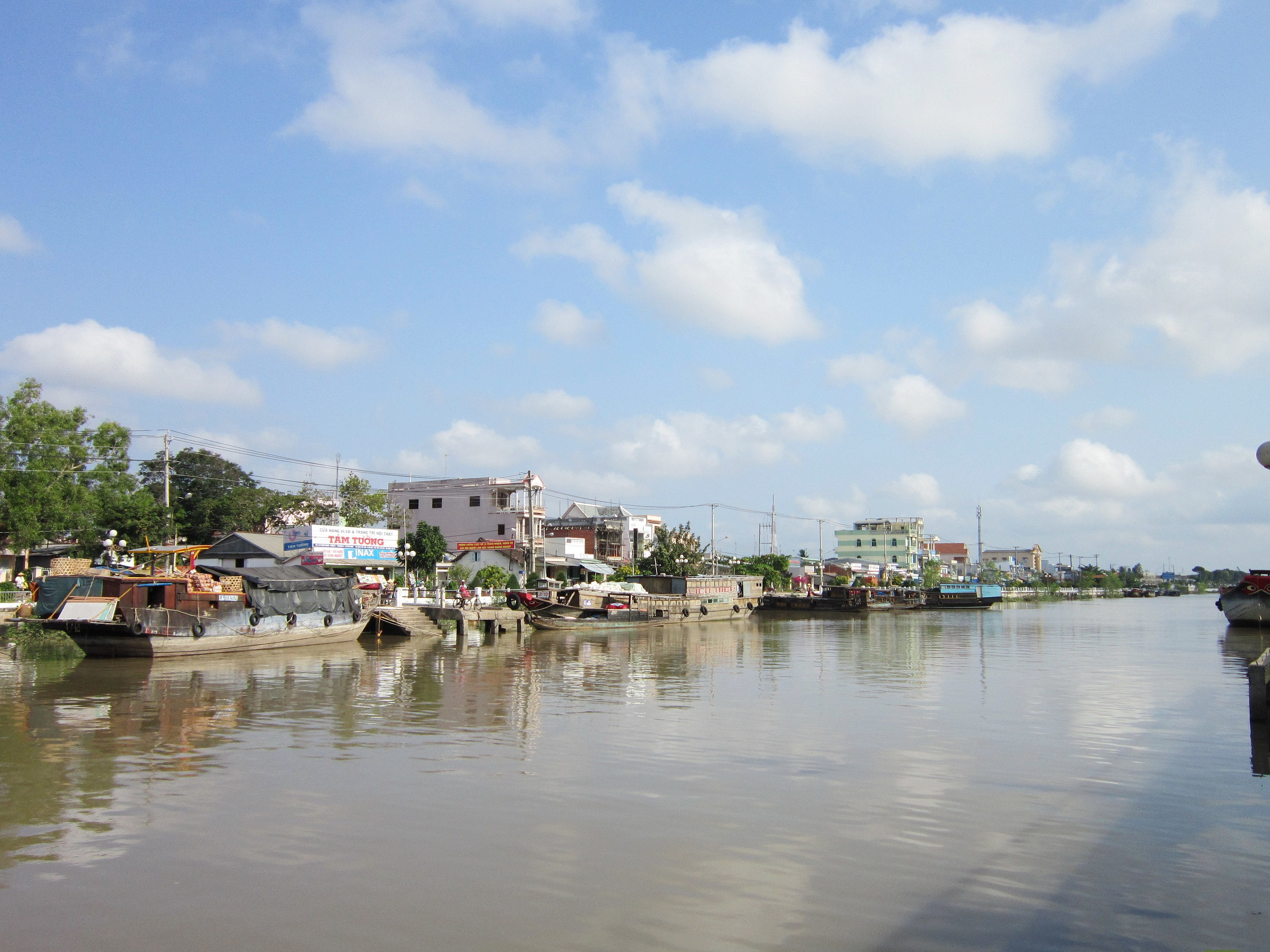 Tra Vinh - Con kênh này chảy trong thị xã Trà Vinh (Việt Nam). Tra Vinh - Con kênh này chảy trong thị xã Trà Vinh (Việt Nam).