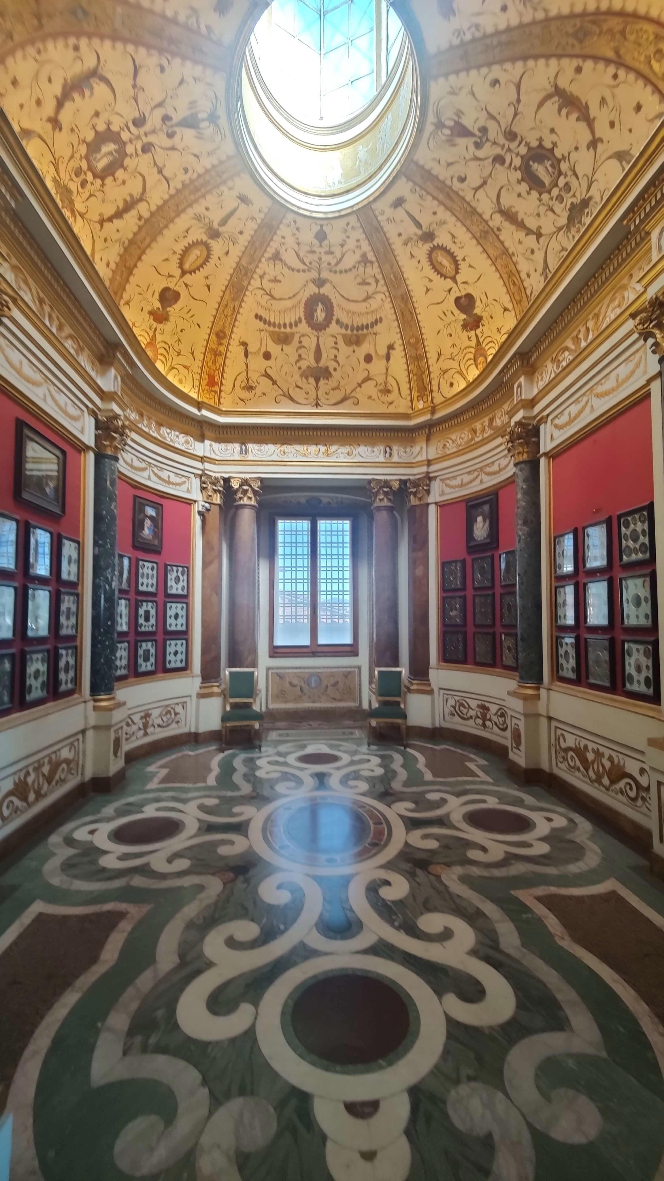 Galerie-Uffizi-umění-sal