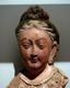 Kuqa - Buste de bodhisattva, provenant de Kucha. Art sérindien du Xinjiang, 6ème-7ème siècle. Terre séchée et polychromie. Musée Guimet.