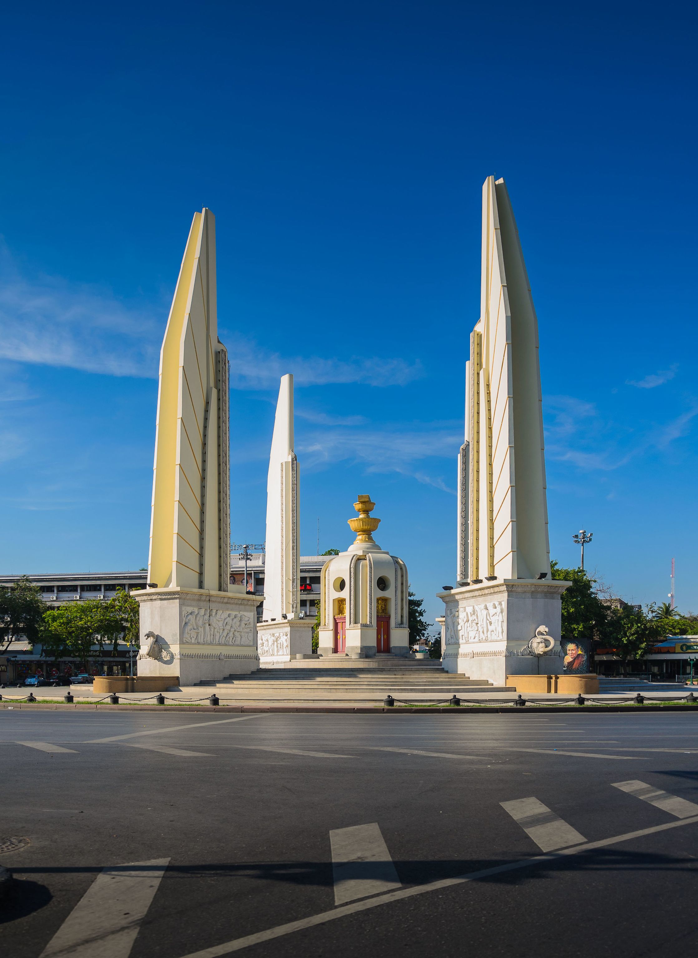 This is a photo of a monument in Thailand identified by the ID 0005568 (Thai Fine Art Department's link)