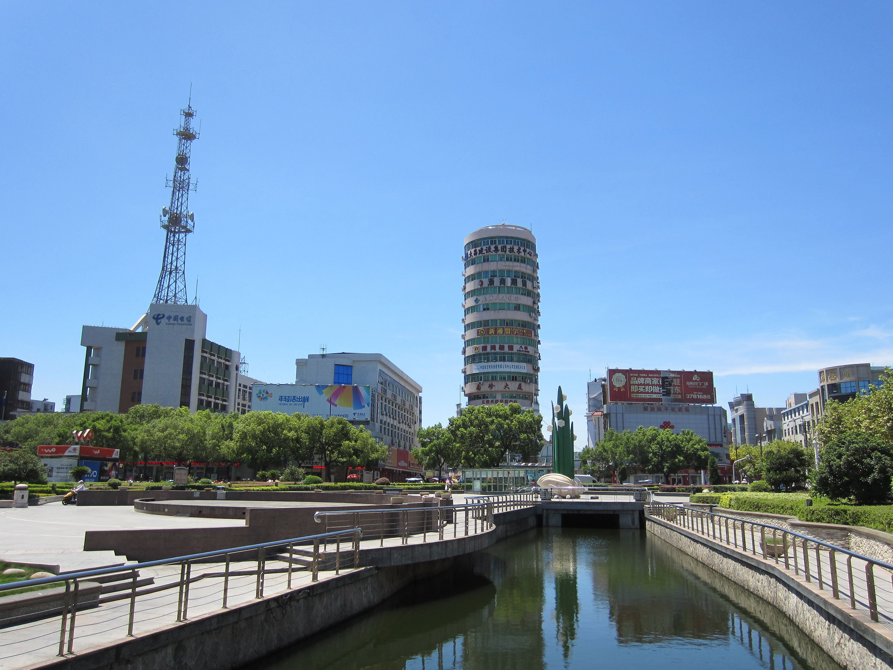 Čou-šan - Cultural Square is generally considered to be the very center of Dinghai urbanized area by most natives. Čou-šan - Cultural Square is generally considered to be the very center of Dinghai urbanized area by most natives.