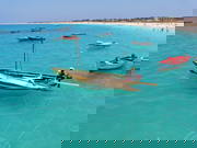 Cape Verde / Kapravedy - rybář, moře, krásná pláž, jasná obloha Cape Verde / Kapravedy - rybář, moře, krásná pláž, jasná obloha