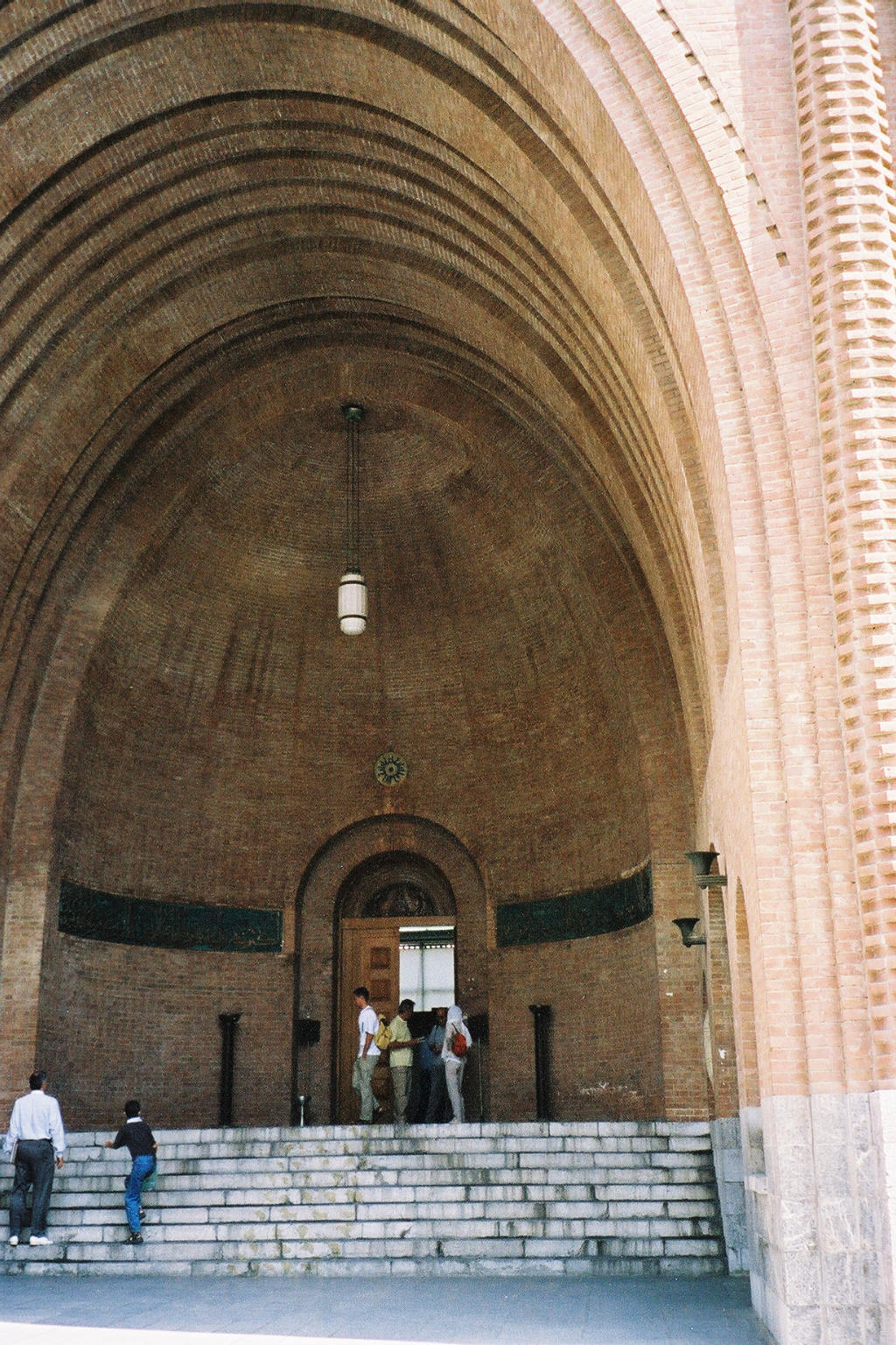 Entrée du Musée National (Musée des antiquités) à Téhéran.